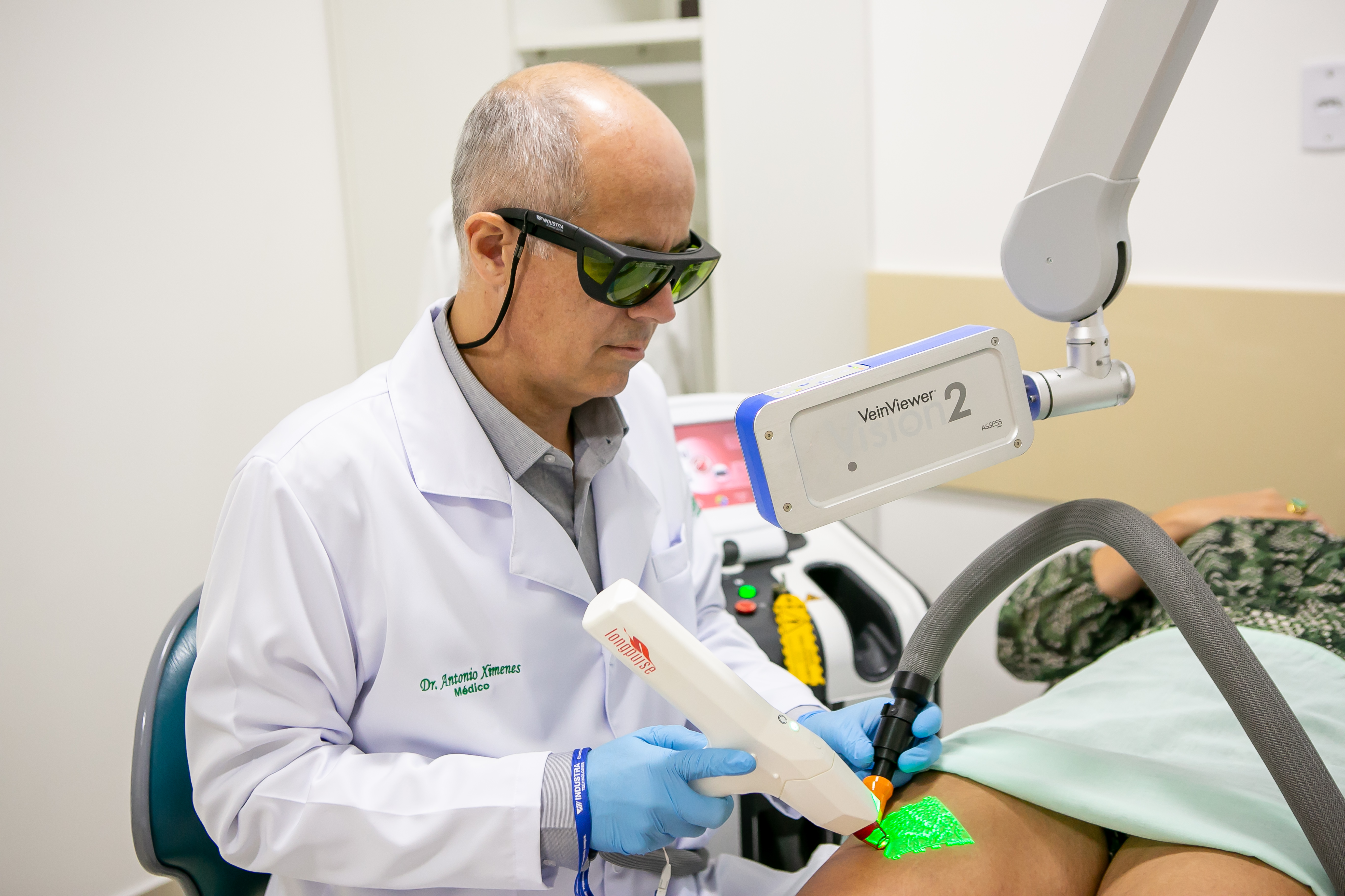 Dr. Antonio Ximenes realizando tratamento de varizes a laser em consultório
